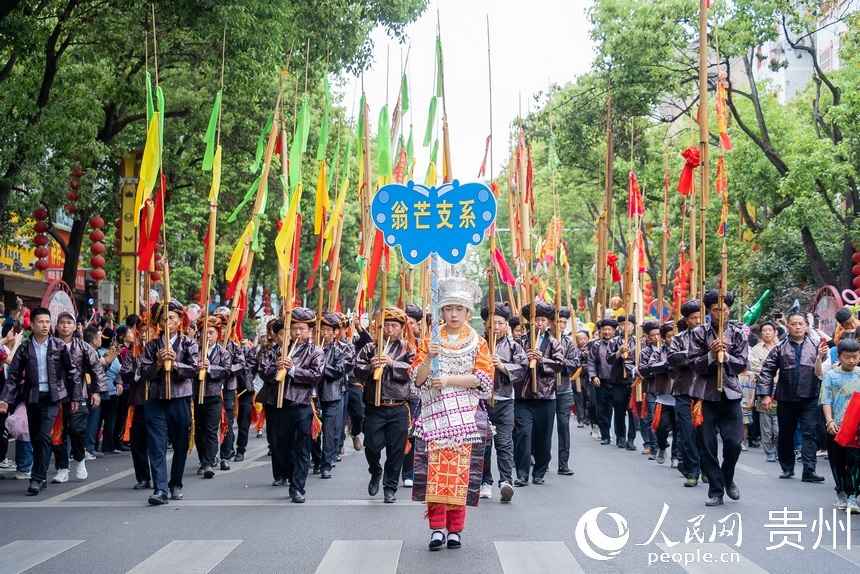 不同支系的苗族同胞身著盛裝參加游演。人民網(wǎng)記者 涂敏攝