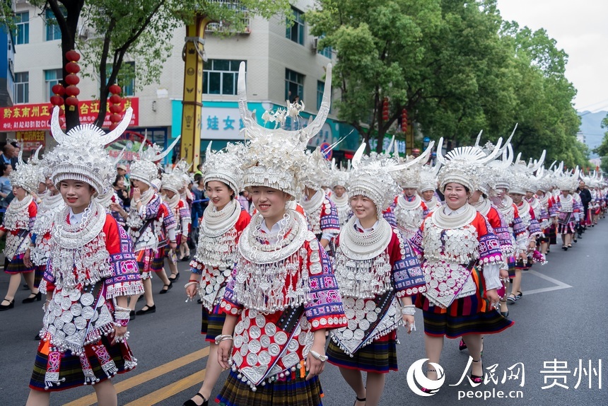 身著盛裝參加游演的苗族同胞。人民網(wǎng)記者 涂敏攝