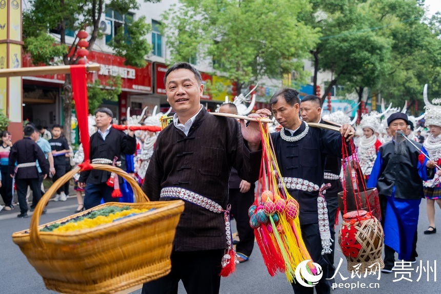 參加游演的苗族同胞。人民網(wǎng)記者 涂敏攝