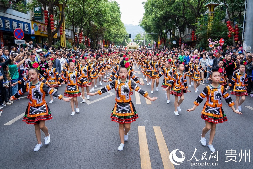 參加游演的小朋友隊(duì)伍。人民網(wǎng)記者 涂敏攝