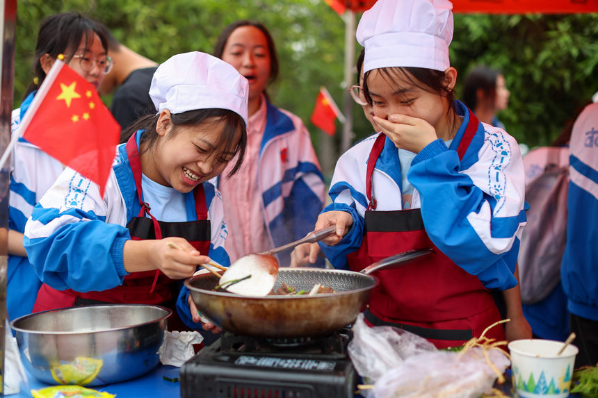 高三年級學生在“校園美食節(jié)”上烹飪美食。楊勝賢攝