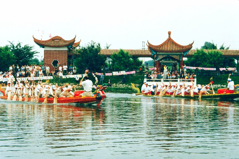 4、2001年，貴陽(yáng)市白云區(qū)白云公園（今貴陽(yáng)歡樂(lè)世界）舉辦的龍舟賽。
