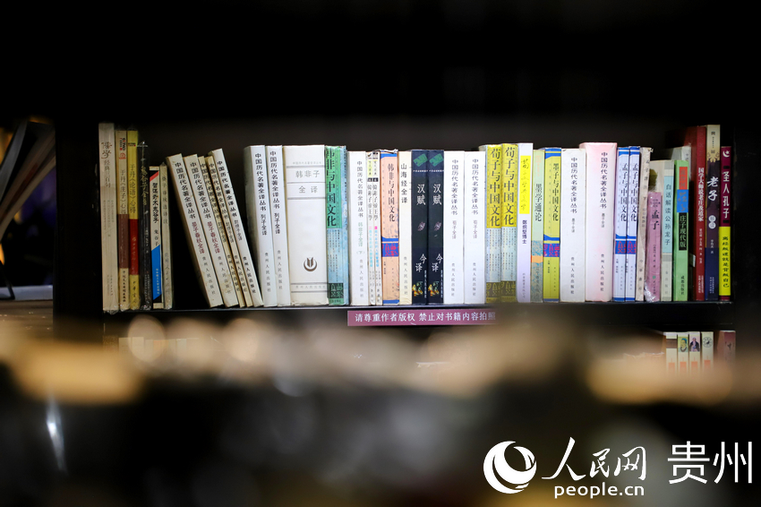 “也閑書局”整齊排列的書籍。人民網(wǎng) 顧蘭云攝 