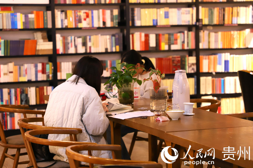 讀者在書店內(nèi)看書。人民網(wǎng) 顧蘭云攝