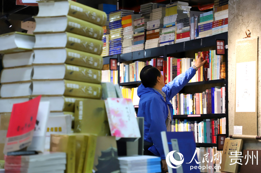 讀者在書店內(nèi)尋找書籍，人民網(wǎng) 顧蘭云攝