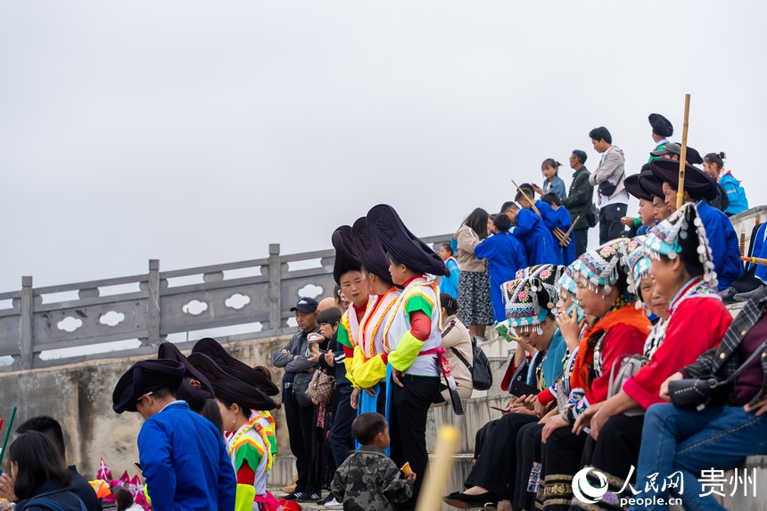 當(dāng)?shù)厝罕娫诨顒?dòng)現(xiàn)場觀看表演。人民網(wǎng)記者 涂敏攝