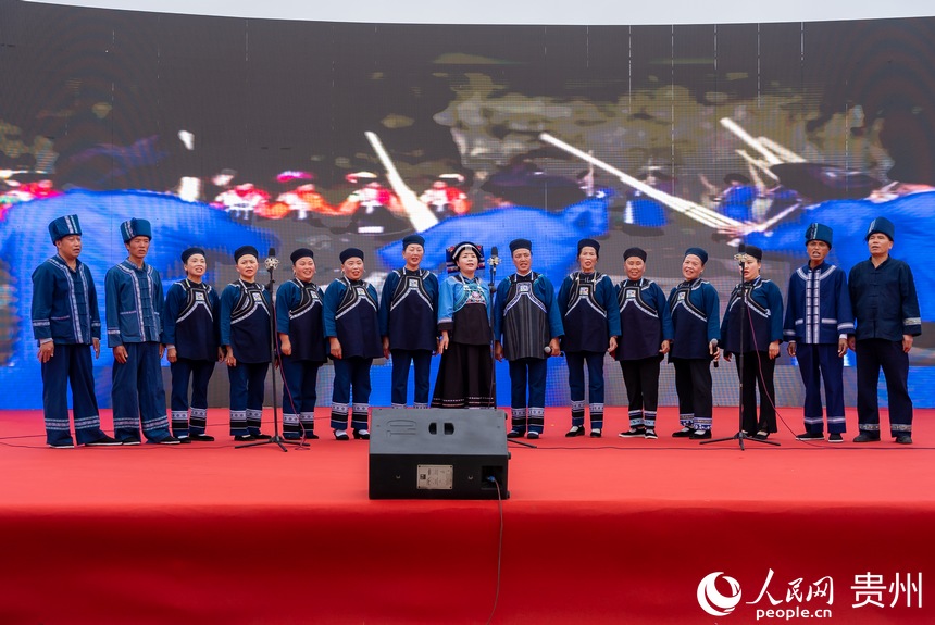 活動(dòng)現(xiàn)場表演的《布依山歌》。人民網(wǎng)記者 涂敏攝