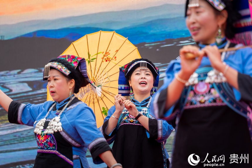 活動現(xiàn)場表演的《敬酒歌》。人民網(wǎng)記者 涂敏攝