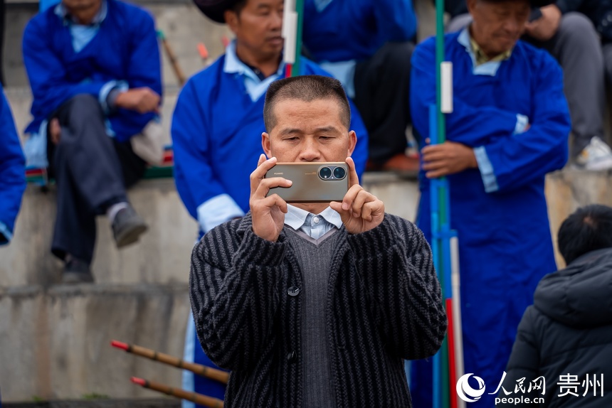 當(dāng)?shù)厝罕娫诨顒?dòng)現(xiàn)場(chǎng)觀看表演。人民網(wǎng)記者 涂敏攝