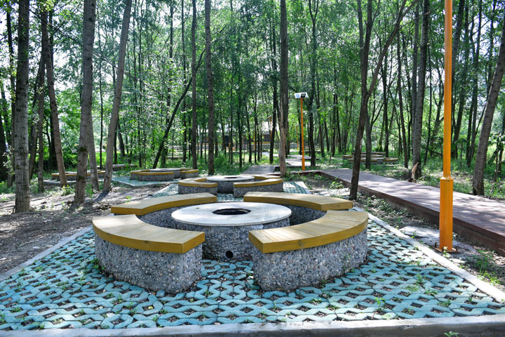 貴州省納雍縣寨樂鎮(zhèn)寨樂景區(qū)內(nèi)的林下燒烤灶臺(tái)。