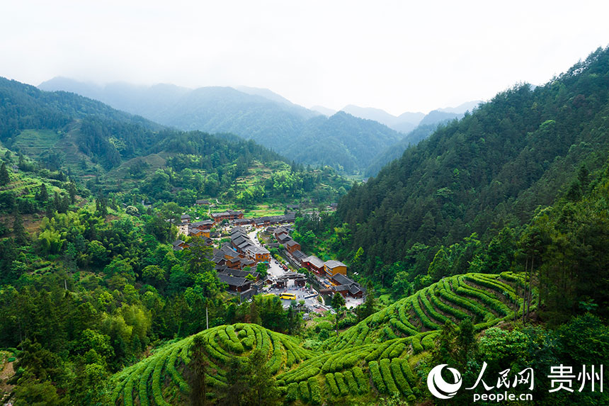 航拍群山環(huán)抱下的印江土家族苗族自治縣紫薇鎮(zhèn)團(tuán)龍村。人民網(wǎng)記者 涂敏攝