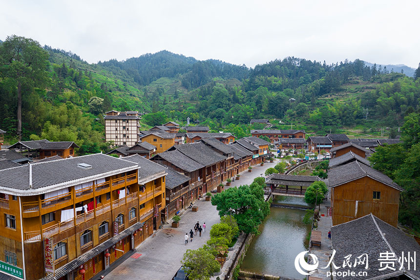 航拍群山環(huán)抱下的印江土家族苗族自治縣紫薇鎮(zhèn)團(tuán)龍村。人民網(wǎng)記者 涂敏攝