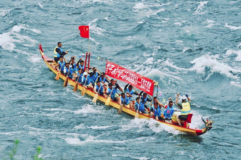 激流勇進(jìn)章顯土家男兒本色。崔卿攝