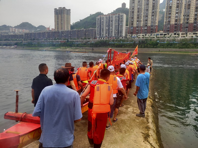 送龍舟下河。楊友攝