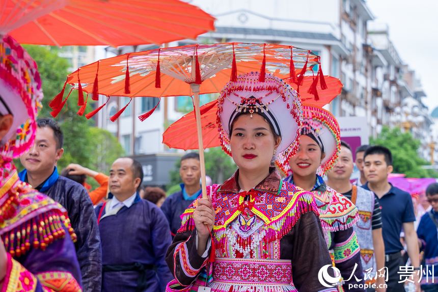 身著民族盛裝巡游的少數(shù)民族同胞。人民網(wǎng)記者 涂敏攝
