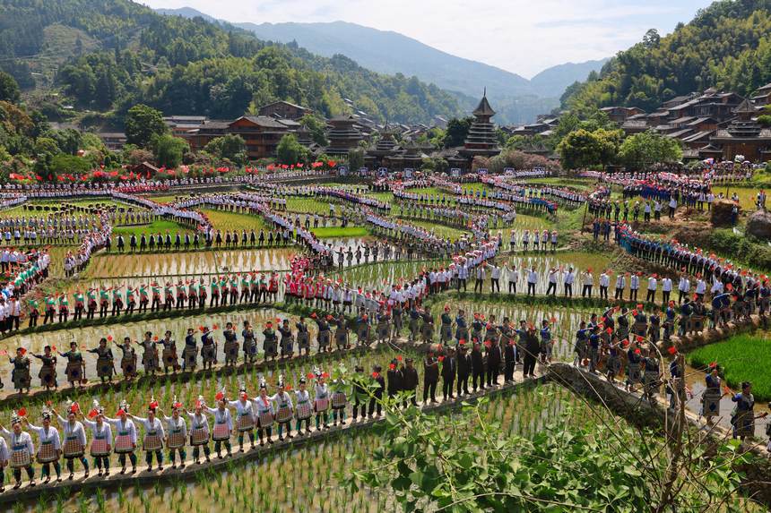 萬(wàn)人侗族大歌田園展示現(xiàn)場(chǎng)。
