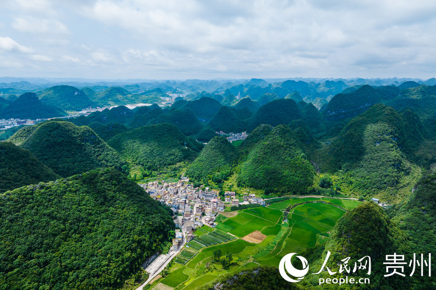 6月28日拍攝的景區(qū)內(nèi)農(nóng)村公路與民居。人民網(wǎng)記者 涂敏攝
