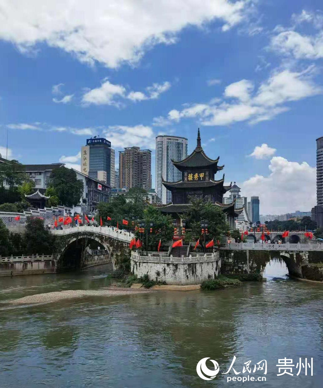 2023年南明河畔甲秀樓美景。人民網(wǎng)記者 陳康清攝 