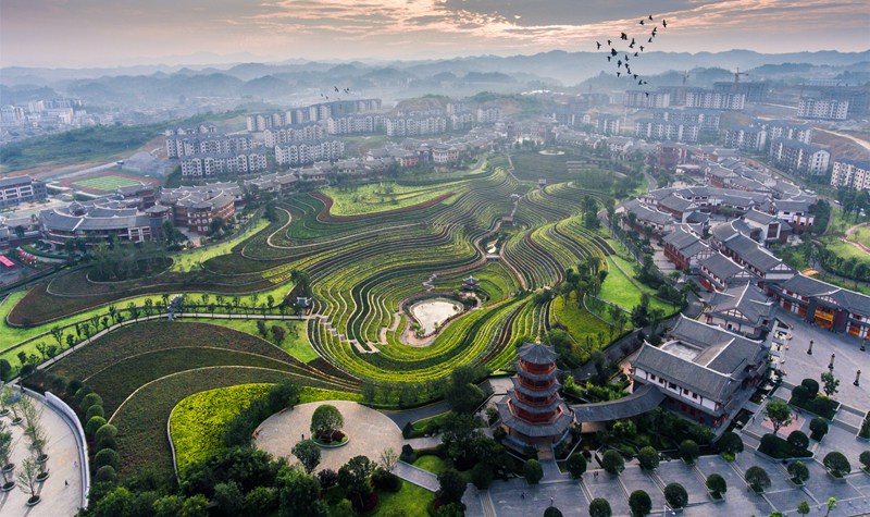 航拍大方縣奢香古鎮(zhèn)梯田美景。羅大富攝