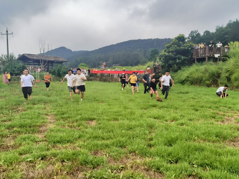 5、田間趣味活動(dòng)“草地捉雞”活動(dòng)。偏坡布依族鄉(xiāng)人民政府