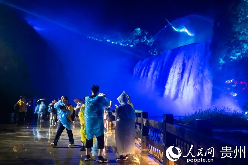 游客游覽黃果樹瀑布夜景。人民網(wǎng)記者 涂敏攝