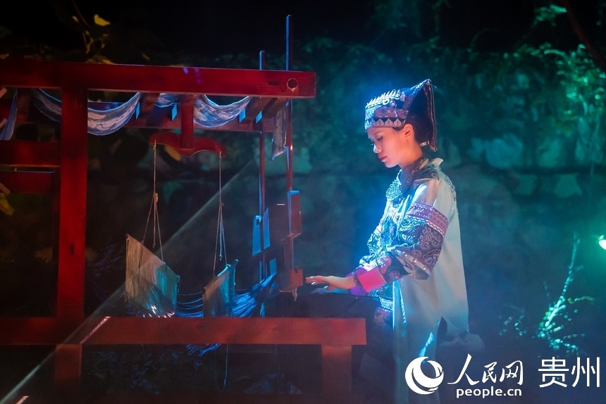 黃果樹景區(qū)內(nèi)進(jìn)行的民俗文化表演。人民網(wǎng)記者 涂敏攝