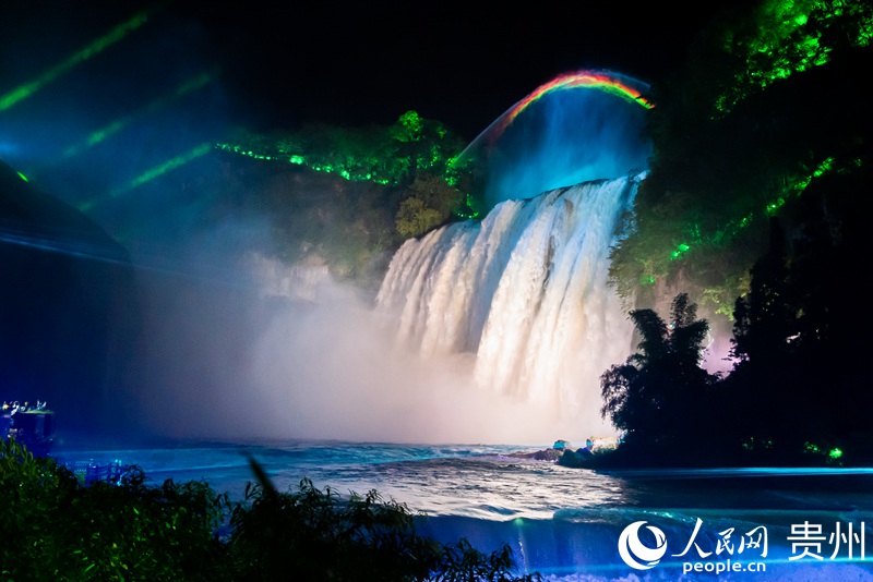 黃果樹瀑布夜景。人民網(wǎng) 涂敏攝