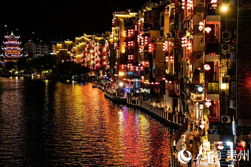 華燈初上，鎮(zhèn)遠古城兩岸燈火通明。人民網(wǎng) 陽茜攝