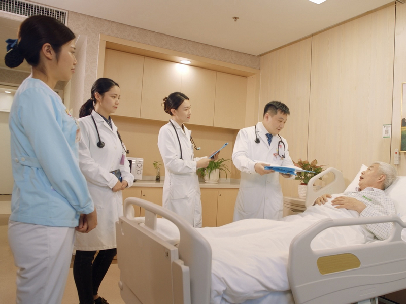 張善穩(wěn)（右二）查房了解患者情況。受訪者供圖