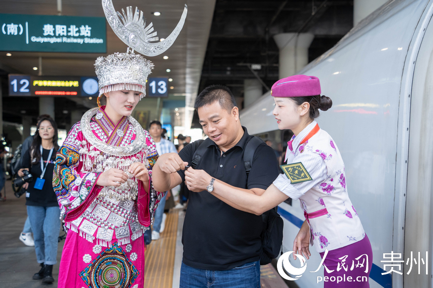 貴南高鐵正式開通運(yùn)營。人民網(wǎng) 陽茜攝