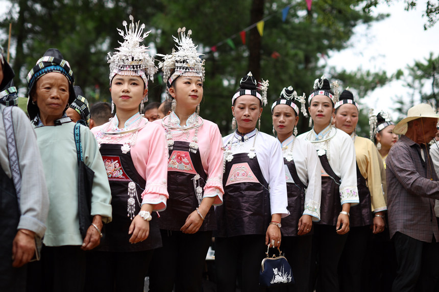 村民在“爬坡節(jié)”現(xiàn)場跳蘆笙舞。楊勝賢攝