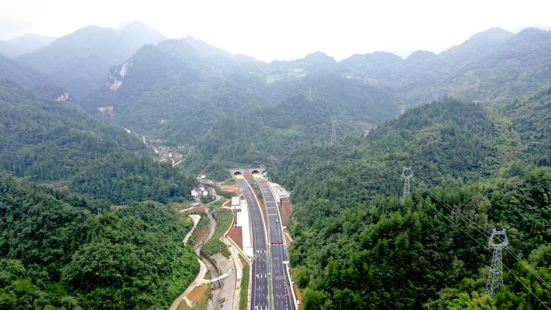 2.大婁山隧道出入口。潘先陽攝.jpeg