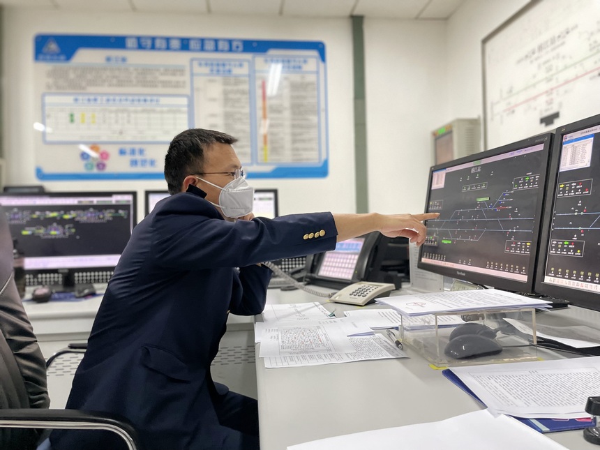 車站工作人員盯控貴廣提質(zhì)施工。圖片由國(guó)鐵集團(tuán)提供