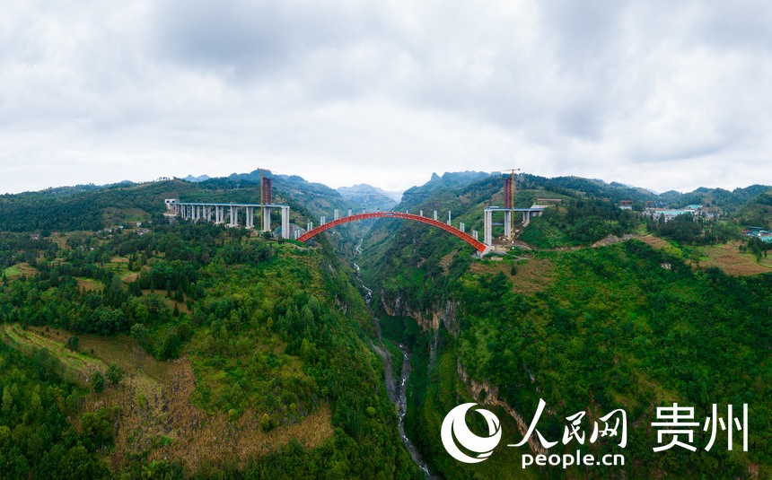 航拍貴州納晴高速白水河特大橋施工現(xiàn)場。人民網(wǎng)記者 涂敏攝