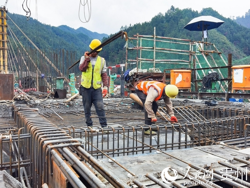 工人進(jìn)行鋼筋鋪設(shè)。人民網(wǎng) 王秀芳攝
