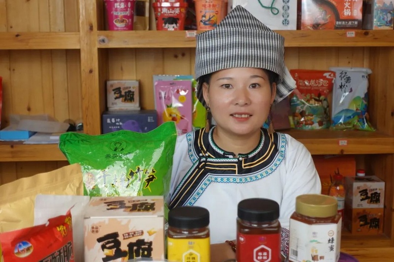 “新農(nóng)人”通過電商直播銷售特色農(nóng)產(chǎn)品。黔東南州融媒體中心供圖