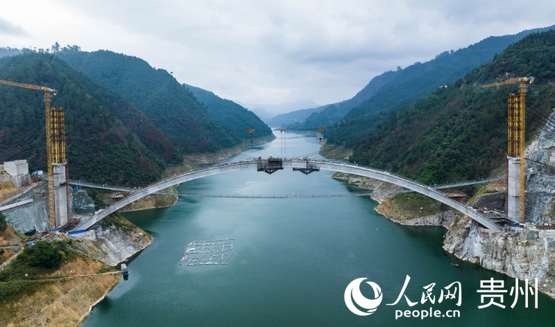 航拍建設(shè)中的貴州劍河錫銹大橋。人民網(wǎng) 陽茜攝