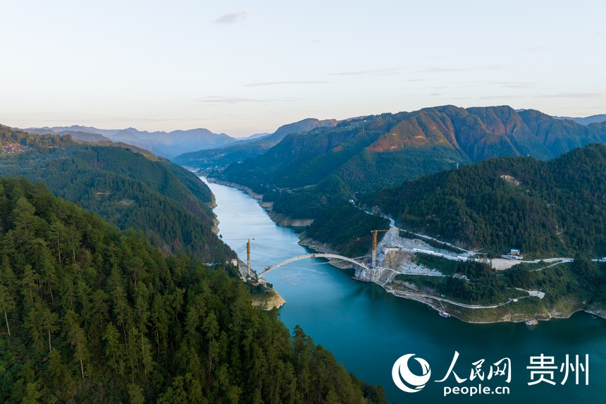 航拍建設(shè)中的錫繡大橋。人民網(wǎng) 涂敏攝