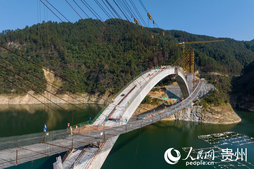 成功合龍的錫繡大橋。人民網(wǎng)記者 涂敏攝