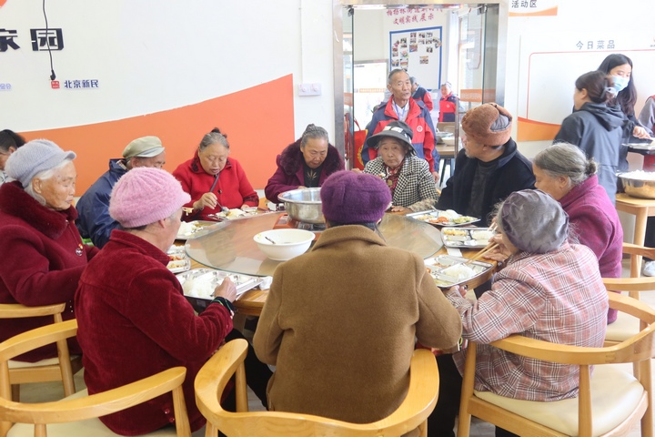老人們正在吃免費(fèi)的愛(ài)心午餐。楊锏攝