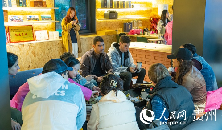 聽取“騎遇閣”項目介紹。人民網(wǎng) 陽茜攝