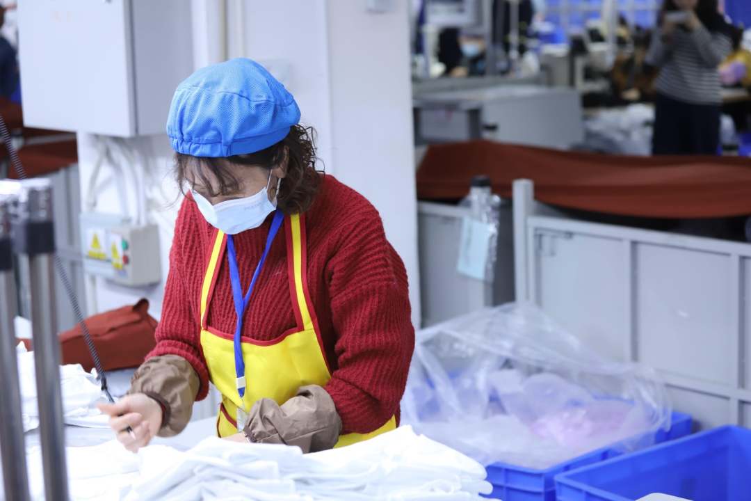  圖為工人對(duì)衣物進(jìn)行質(zhì)檢。