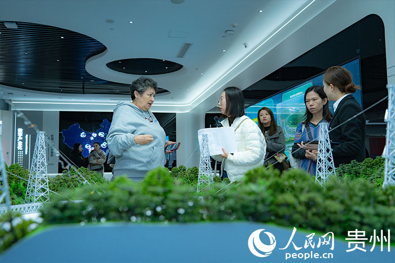 外媒記者詢問“中國天眼”建設(shè)發(fā)展情況。人民網(wǎng) 陽茜攝