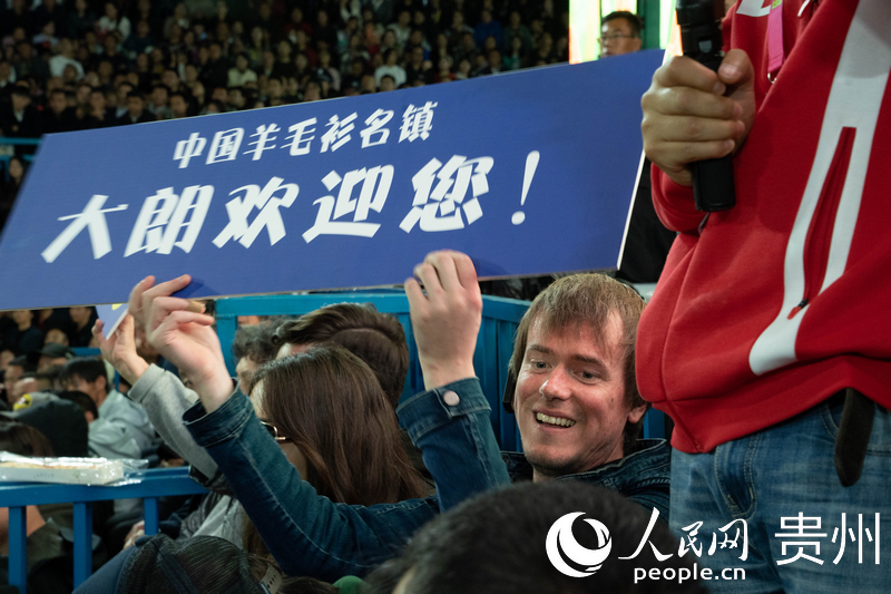 外媒記者舉起手牌為運動員加油。人民網(wǎng) 陽茜攝