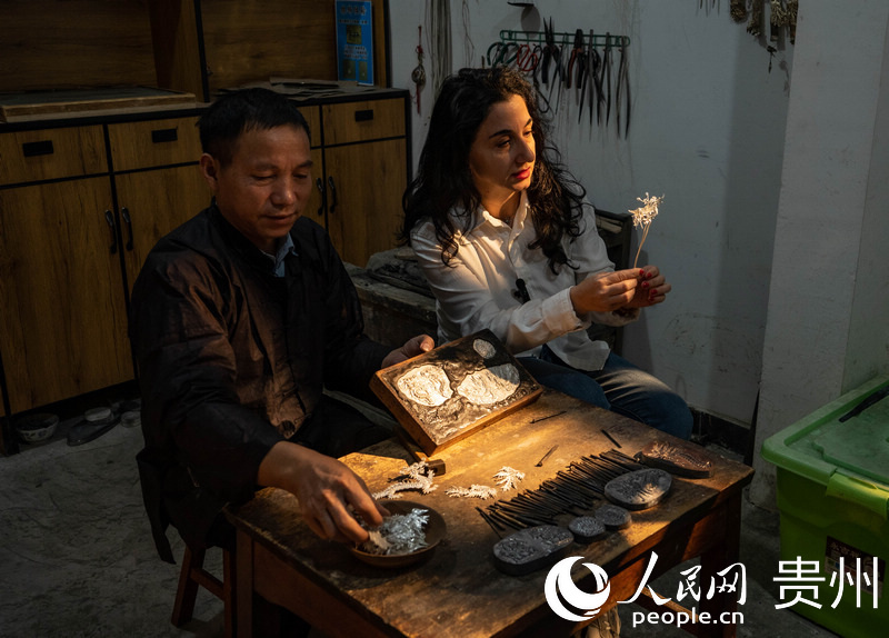 歐亞國家記者學(xué)習(xí)制作銀飾。人民網(wǎng) 陽茜攝