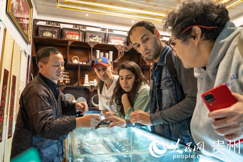 歐亞國家記者與吳水根進行交流。人民網(wǎng) 陽茜攝