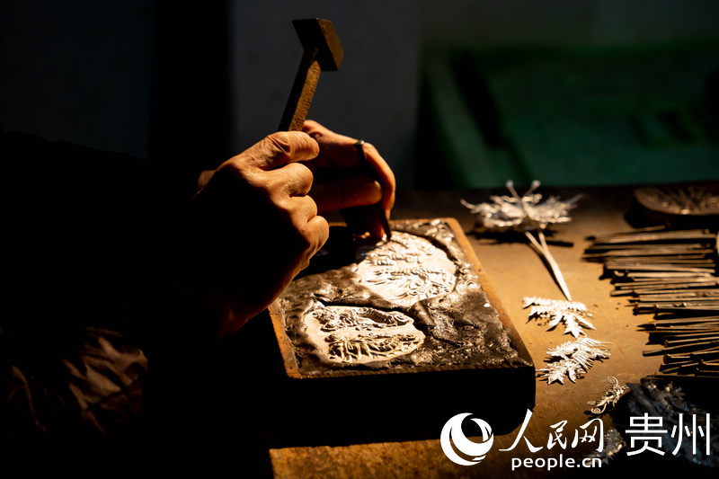 制作銀飾。人民網(wǎng) 陽茜攝