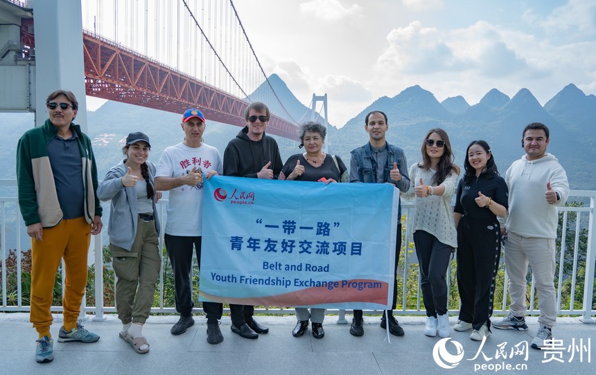 與壩陵河大橋合影。人民網(wǎng) 陽茜攝