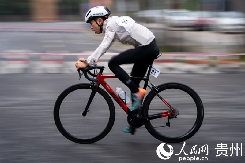 2023第七屆“多彩貴州”自行車聯(lián)賽總決賽男子公路精英組比賽現(xiàn)場(chǎng)。人民網(wǎng)記者 涂敏 攝