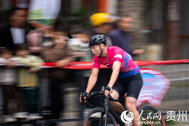 2023第七屆“多彩貴州”自行車聯(lián)賽總決賽男子公路精英組比賽現(xiàn)場。人民網(wǎng)記者 涂敏 攝